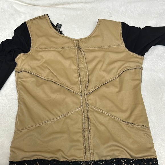 BKE Black and Tan Graphic Fitted Blouse - Picture 7 of 9